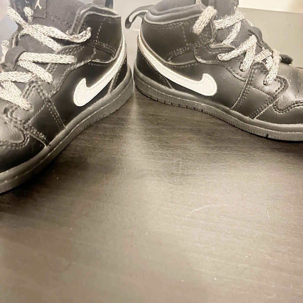 Nike Air Jordan Retro 1 Mid Black White Fashion Sneakers - Picture 2 of 4